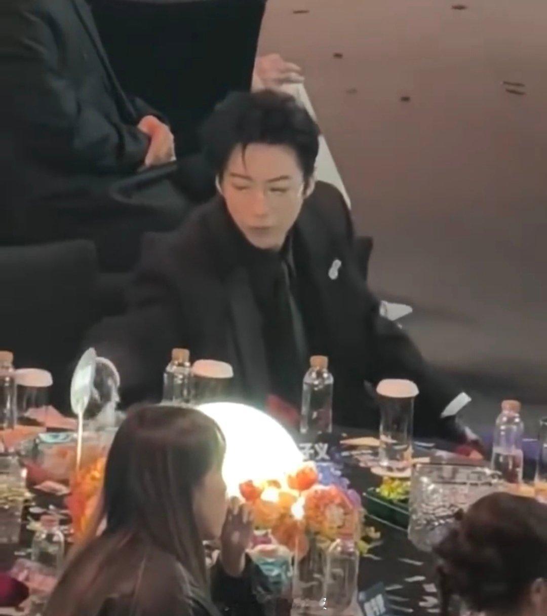 摩登兄弟刘宇宁务实天花板有歌笑到捶桌！刘宇宁吃席打包居然还有后续！《有歌》直播