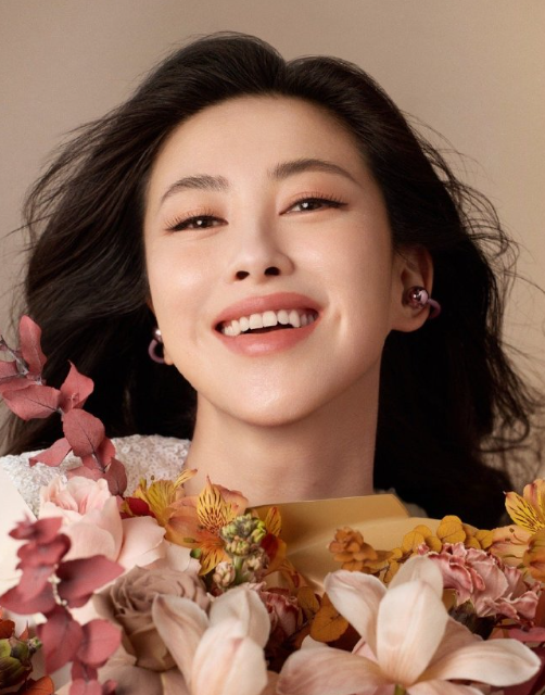 喜欢朱珠的人都知道，她不只是漂亮，更有一种迷人的魅力