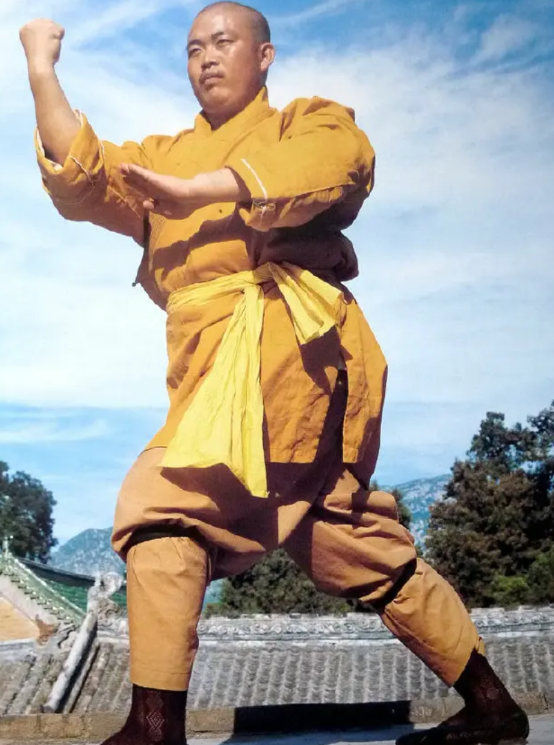 这是1990年代少林前主持释永信在少林寺练功。许多人只知道释永信的达摩杖与软功十