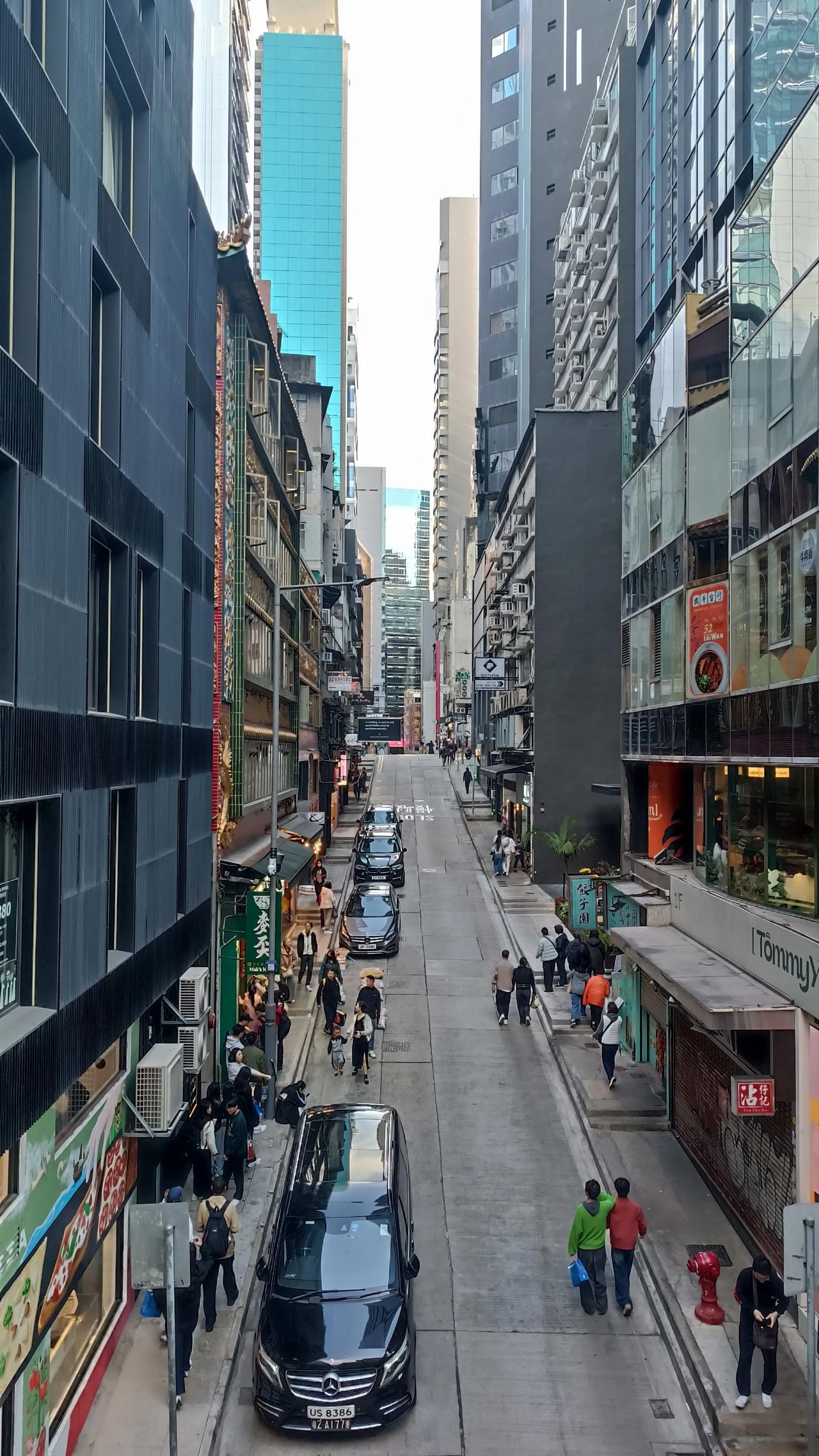 逛香港体感一：说说交通。香港的街道大多不宽阔，多数为两车道。我曾在过一个交通岗