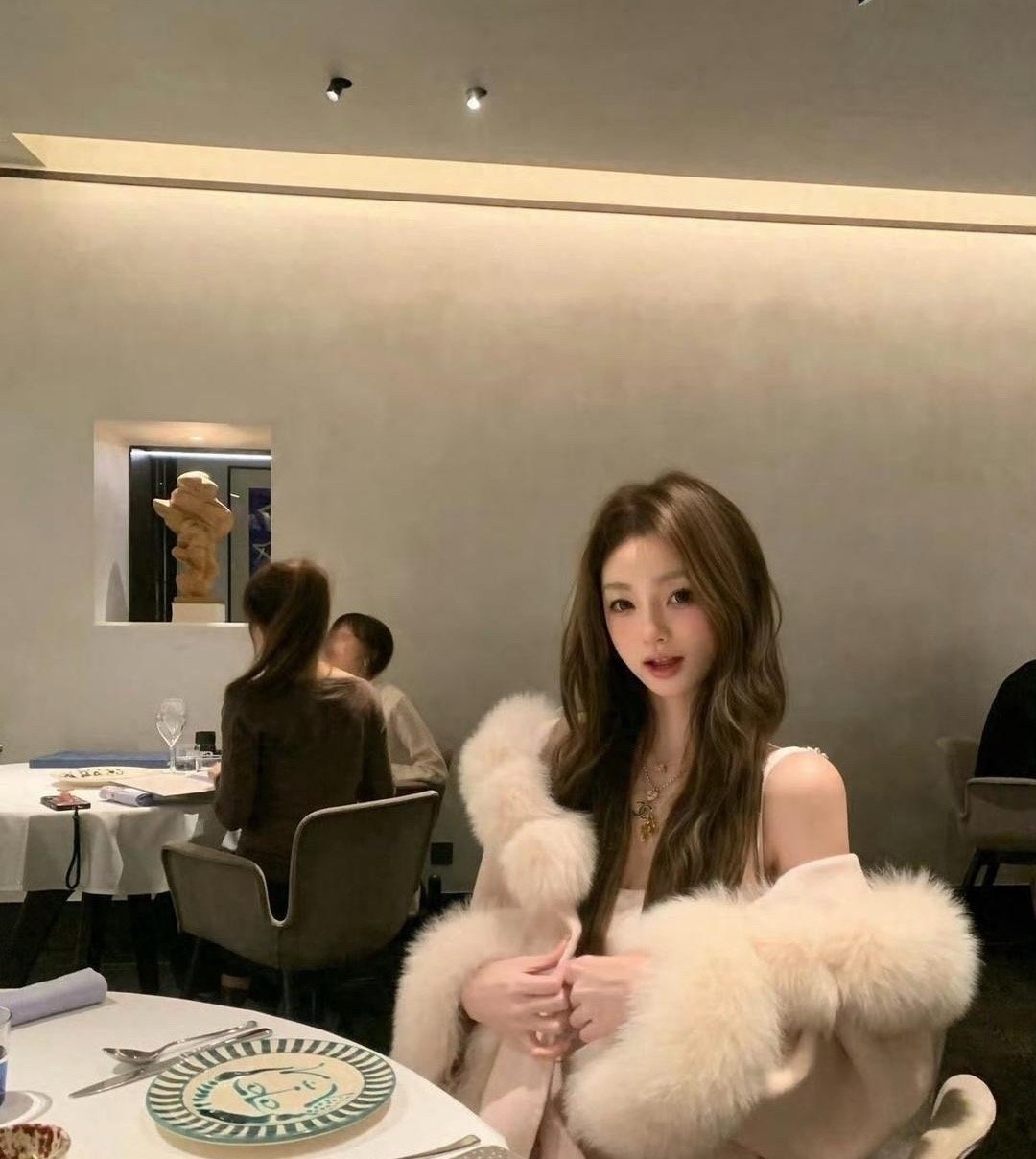 懒懒⁠￼￼搬进两亿豪宅，￼王思聪⁠￼￼捧￼99朵玫瑰⁠￼￼示爱，两人只差领证​
