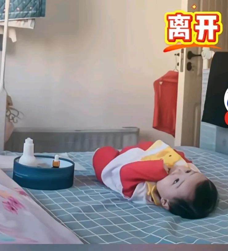 月嫂将孩子放在床上后离开，孩子翻滚时口水巾盖在脸上近两分钟，妈妈在监控里看的心