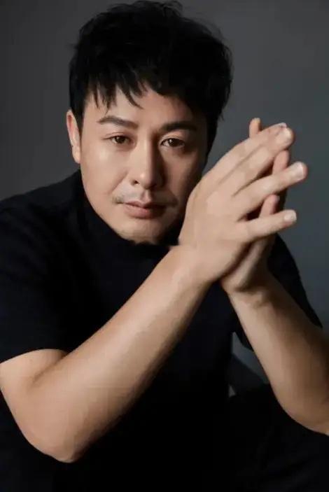 张颂文到底挡了谁的道？导演王照达早就说过，他的确得罪了内娱大佬，动了别人的蛋糕。