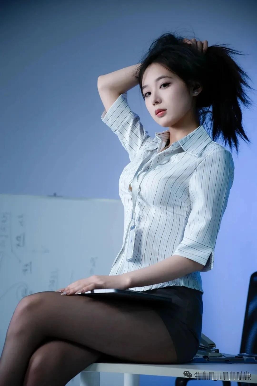 枫叶🍁|蓝色冷气房里的条纹衬衫：一场关于职场的温柔反叛什么样的女人,能让男人念
