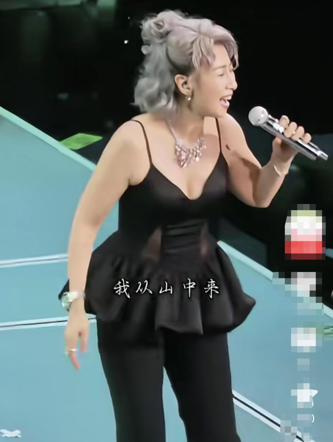 我怎么觉得六十多岁的叶倩文，穿着吊带娃娃衫开演唱会妥妥的违和！叶倩文已经六十