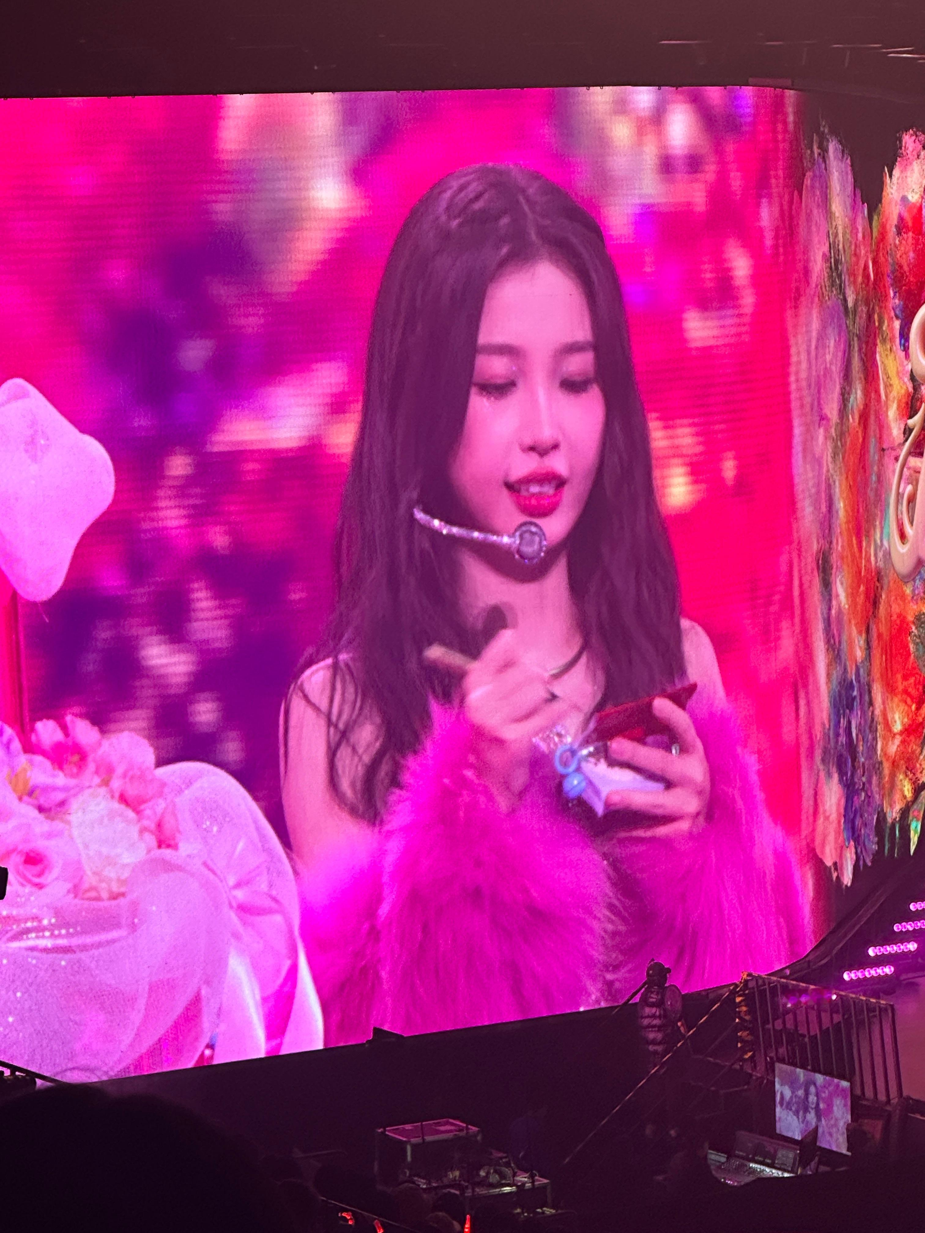 虞书欣就这样萌萌的给中奖粉丝签名😭