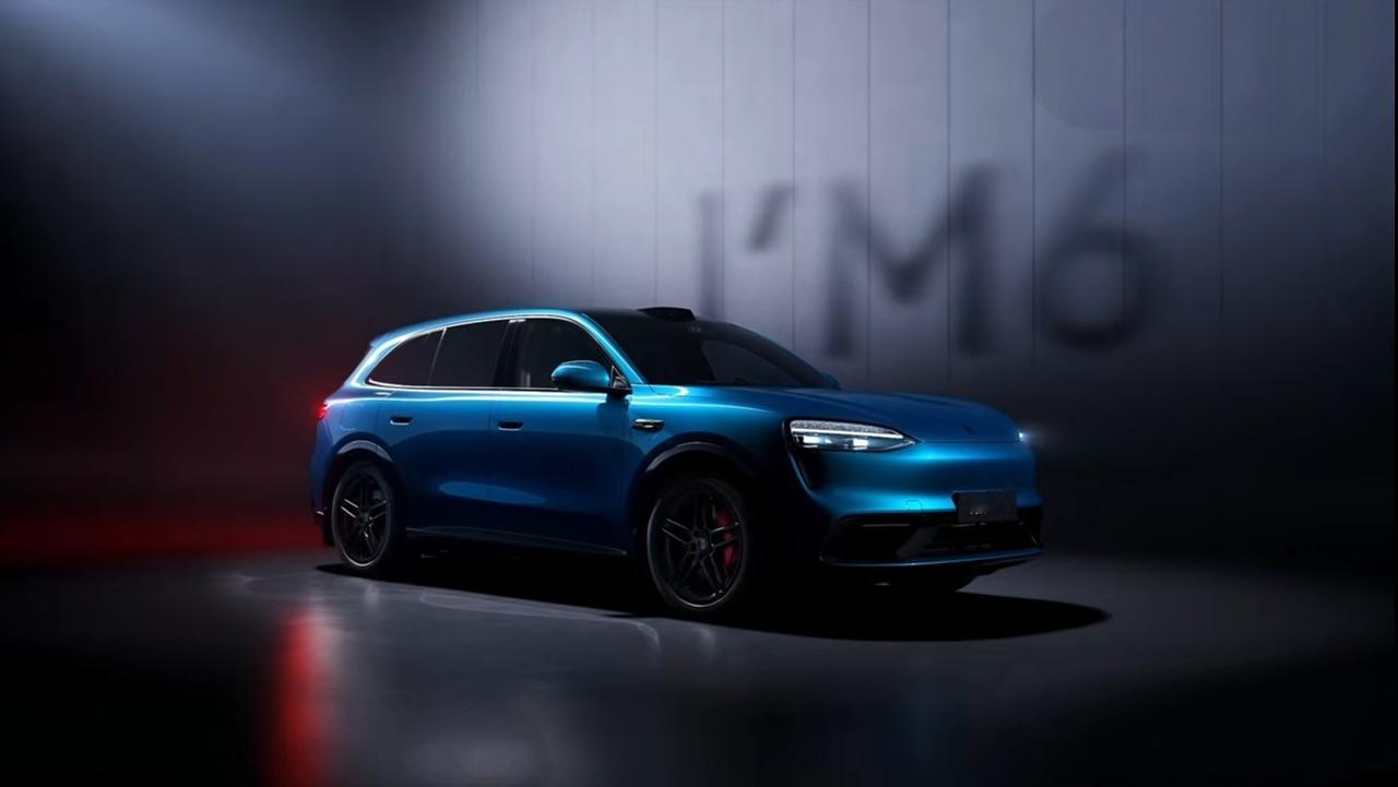 问界M6官图发布泪眼灯组＋运动套件外观上，分体式大灯，上面是有星灿元素的