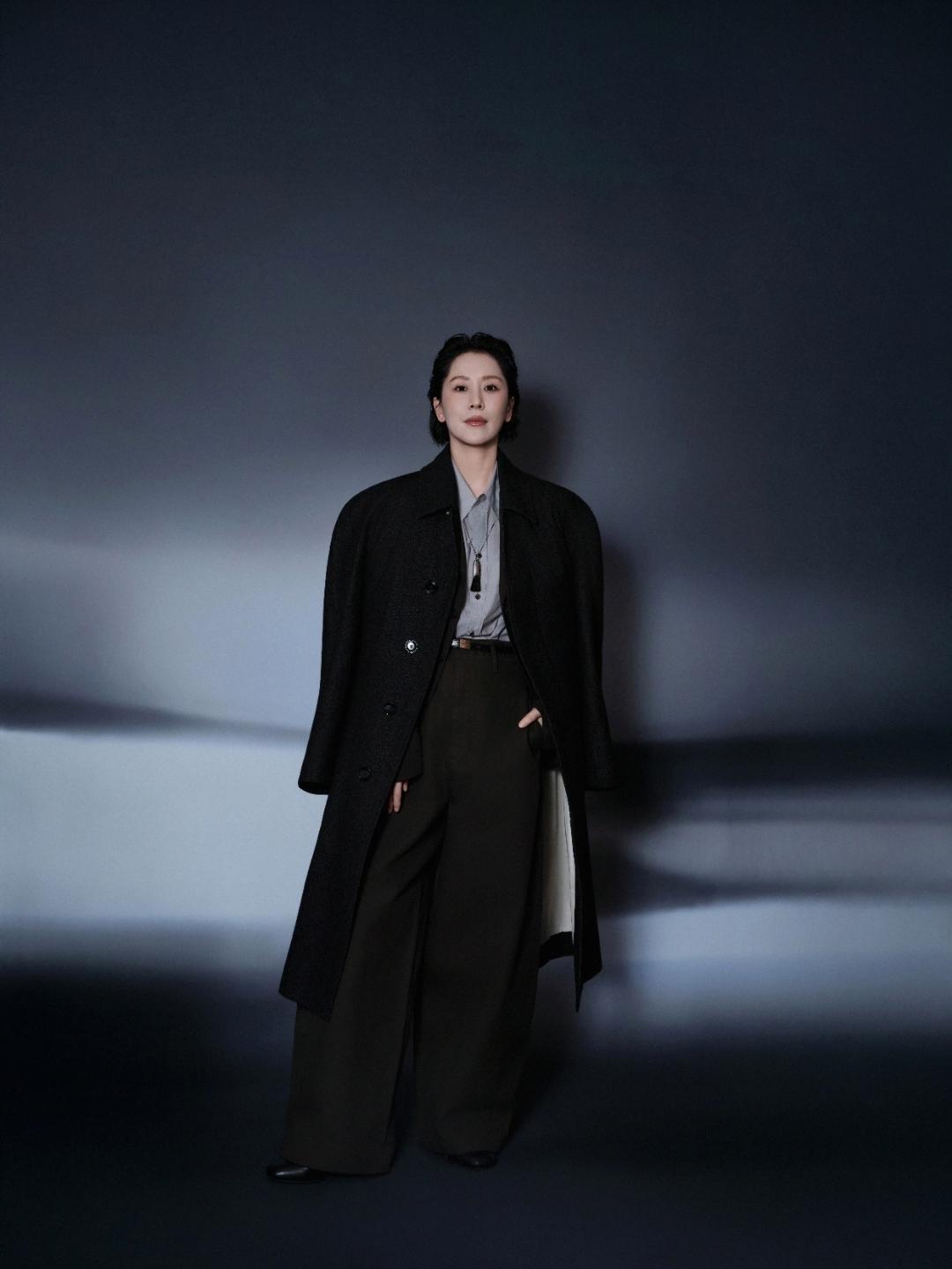 海清这组大片把“酷飒姐姐”的氛围感焊在了身上✨黑白灰的极简搭配，松弛又高级，是