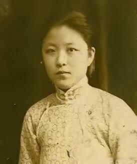 上海站女特工，著名发报员陈文君能双手同时发报，迅速准确，是上海军统站特工。1
