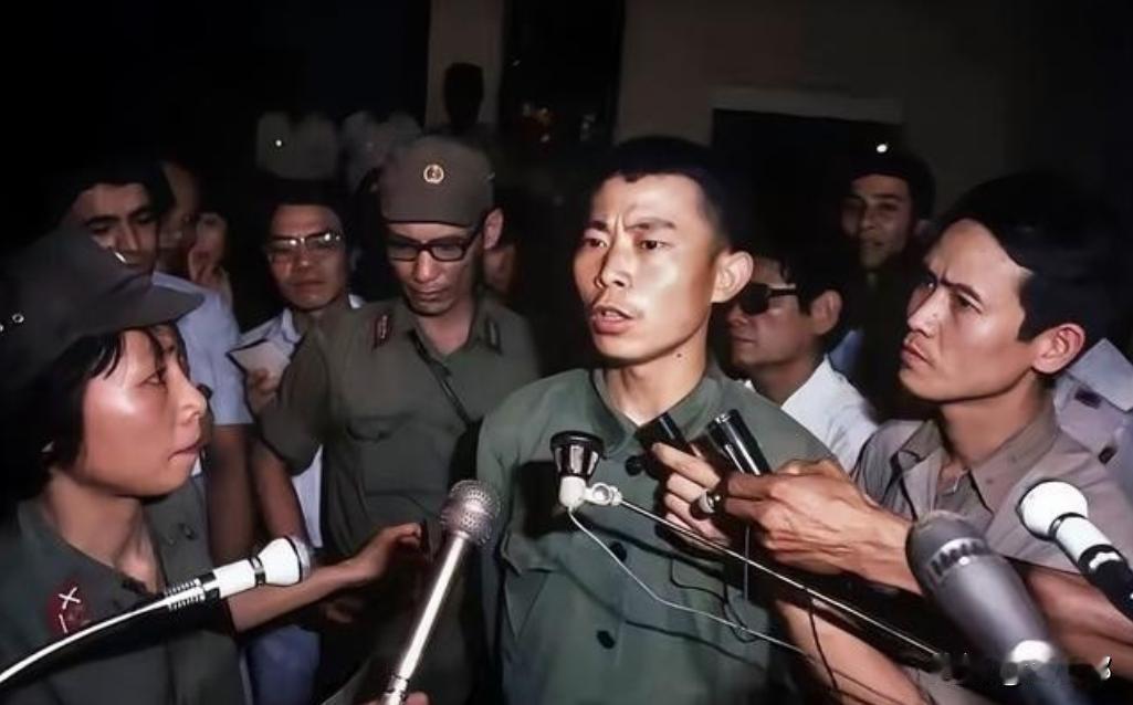 1984年4月28日，老山战役硝烟未散，历经炮火洗礼的阵地满目疮痍。老山收复作战