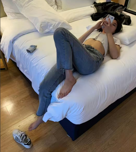 网恋奔现了，但是她一直玩手机怎么办