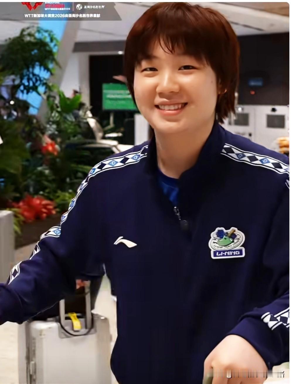 蒯曼是个爱笑的女孩，运气也会越来越好。新加坡大满贯，蒯曼兼两项，女单和女双，之