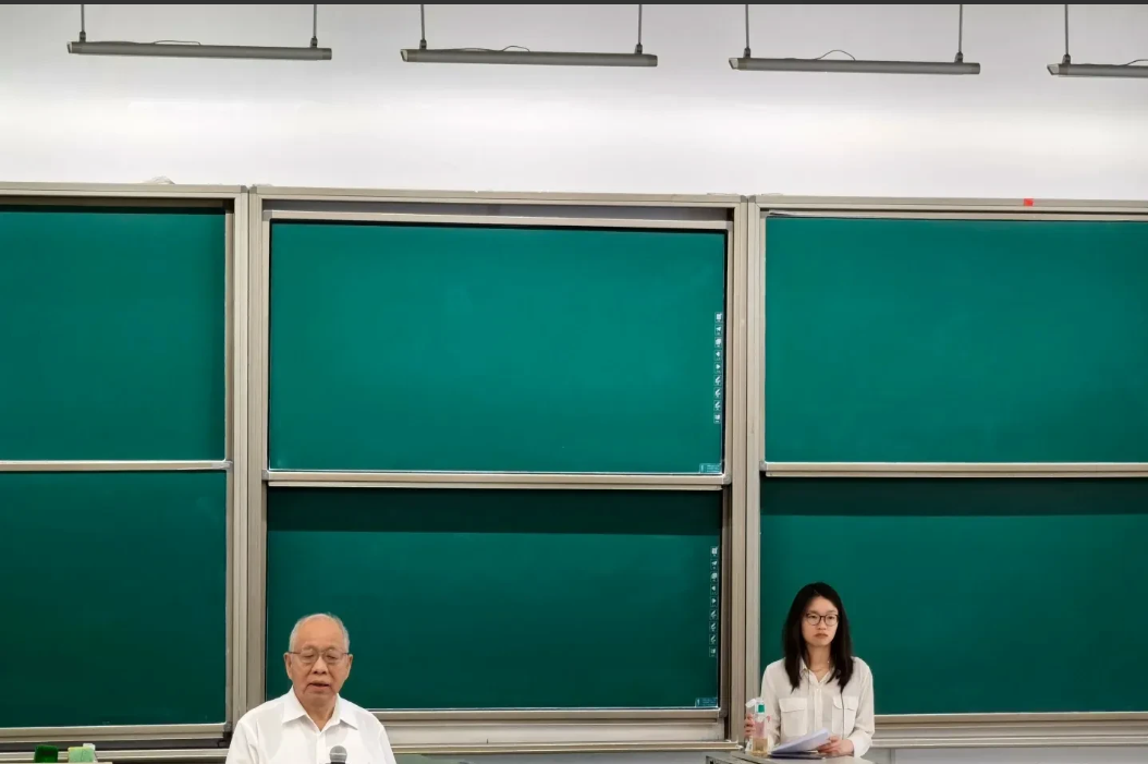 数学家王虹教授面子够大的，丘成桐亲自做开场白！以后是不是也算是老邱的学生了。