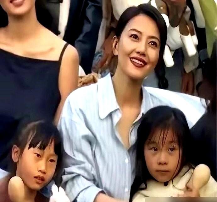 贾静雯一句“99.999%相似”，直接把高圆圆女儿Rhea的长相给定了性。高