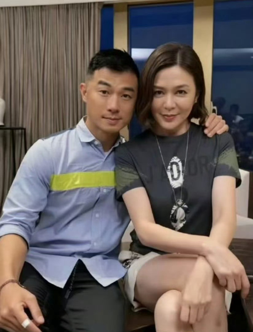 关之琳模特新男友才27岁从照片上看，27岁的这位像37岁的，而62岁这位则像是4