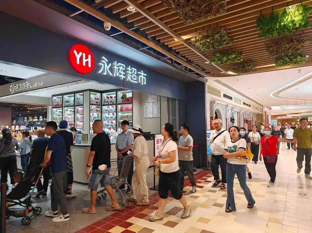 商户不能一味被动等待，要主动自救。一部分店主可以选择跟随胖东来新店选址迁移，承接
