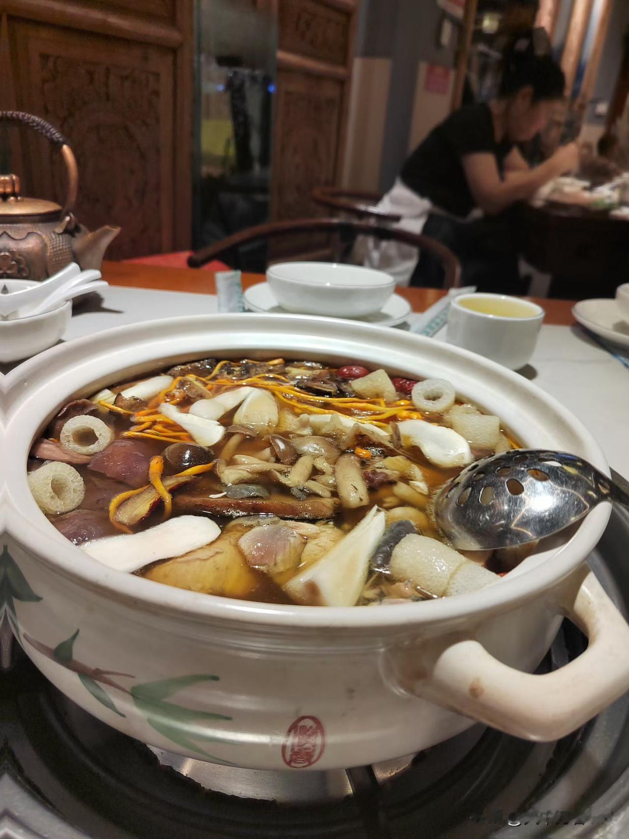 春日生活打卡季云南的茵子火锅，吃的提心掉胆啊。