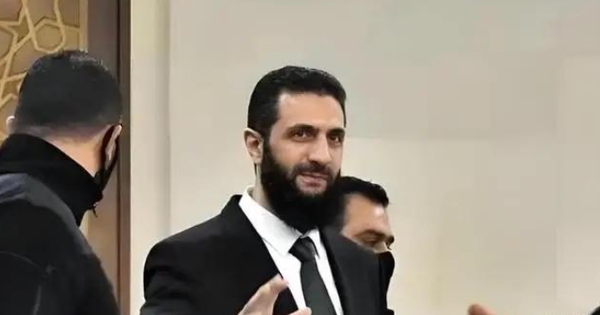 美国十年砸钱养的十万大军，被一张总统令“收编”了！叙利亚这盘棋，白宫输得底裤都不剩。 8月25日，大