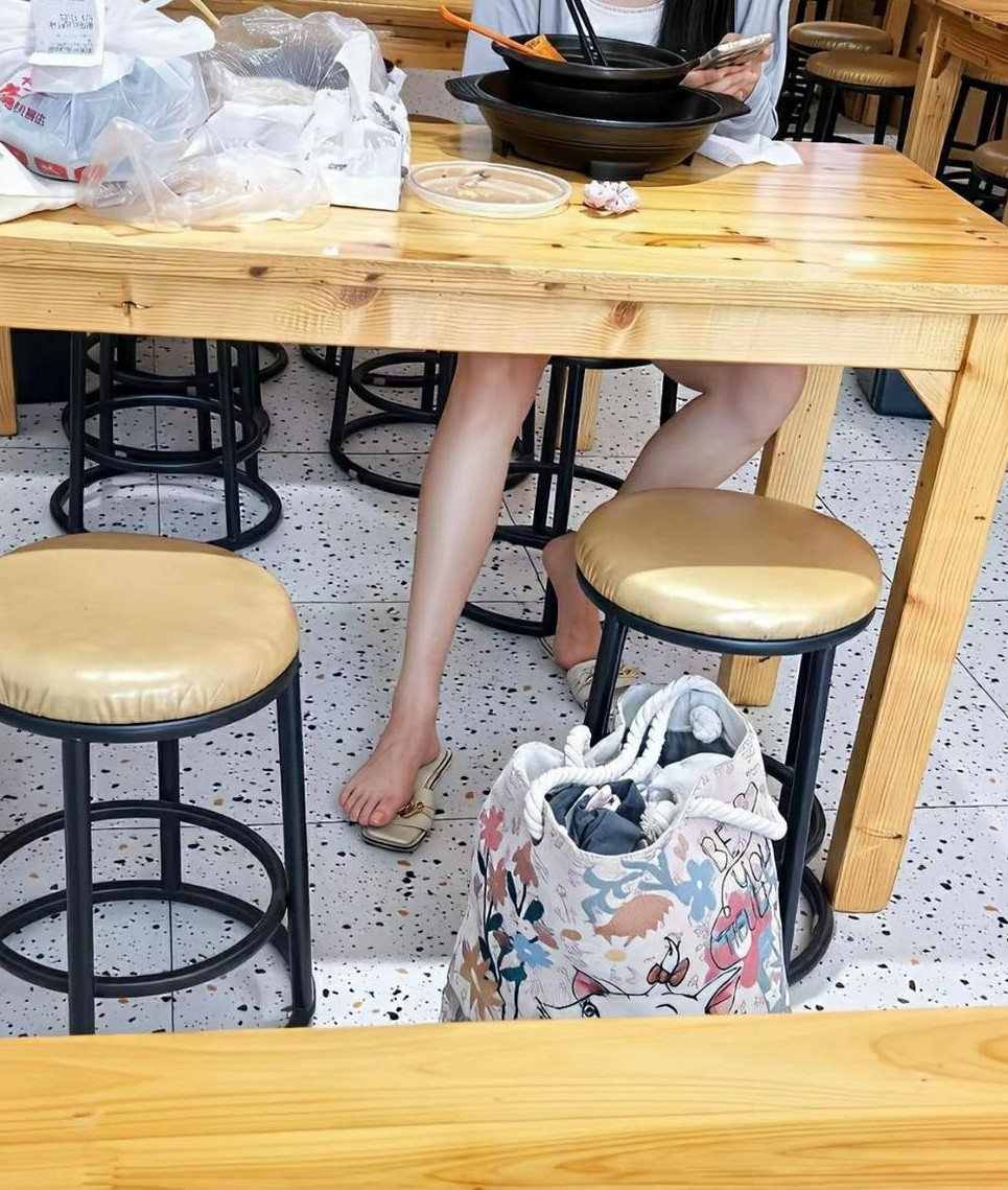 吃饭一抬头看到的，这饭吃还是不