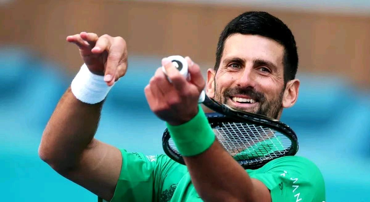 过去的48小时，德约打了一场单打、两场双打，踢了一场足球比赛，而且找人训练了两小