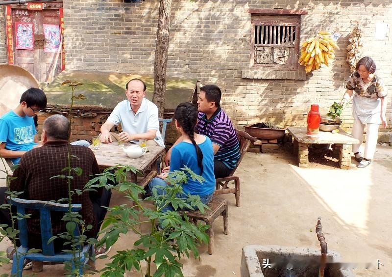 有钱人的钱到底是怎么挣的？！今天看到一个视频，农村两父子在人家村子里卖东西，路