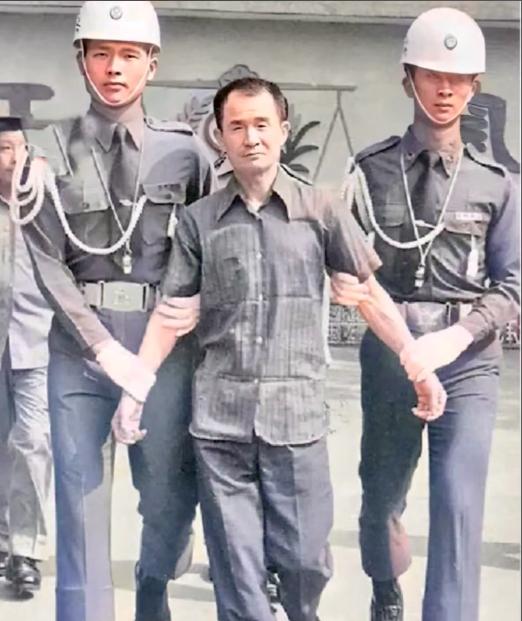 1982年，被判死刑的抗战老兵李师科，即将被押赴刑场。他换上了崭新的短袖