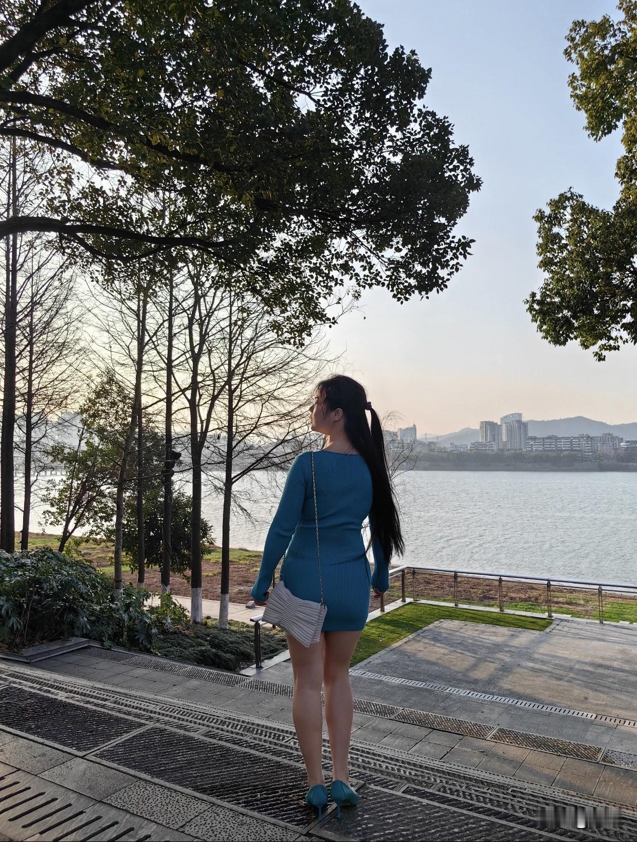 自然美的女人举止大方，不做作。比如在聚会中，不会刻意扭捏作态，而是真诚地和大家交