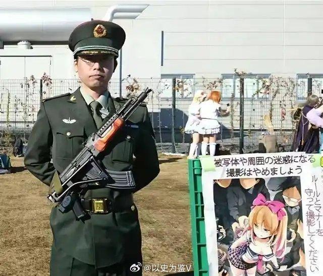 漫展上的横幅已经进化成这样了吗漫展我还是喜欢日本的因为会出现中国人民解放军驻日本
