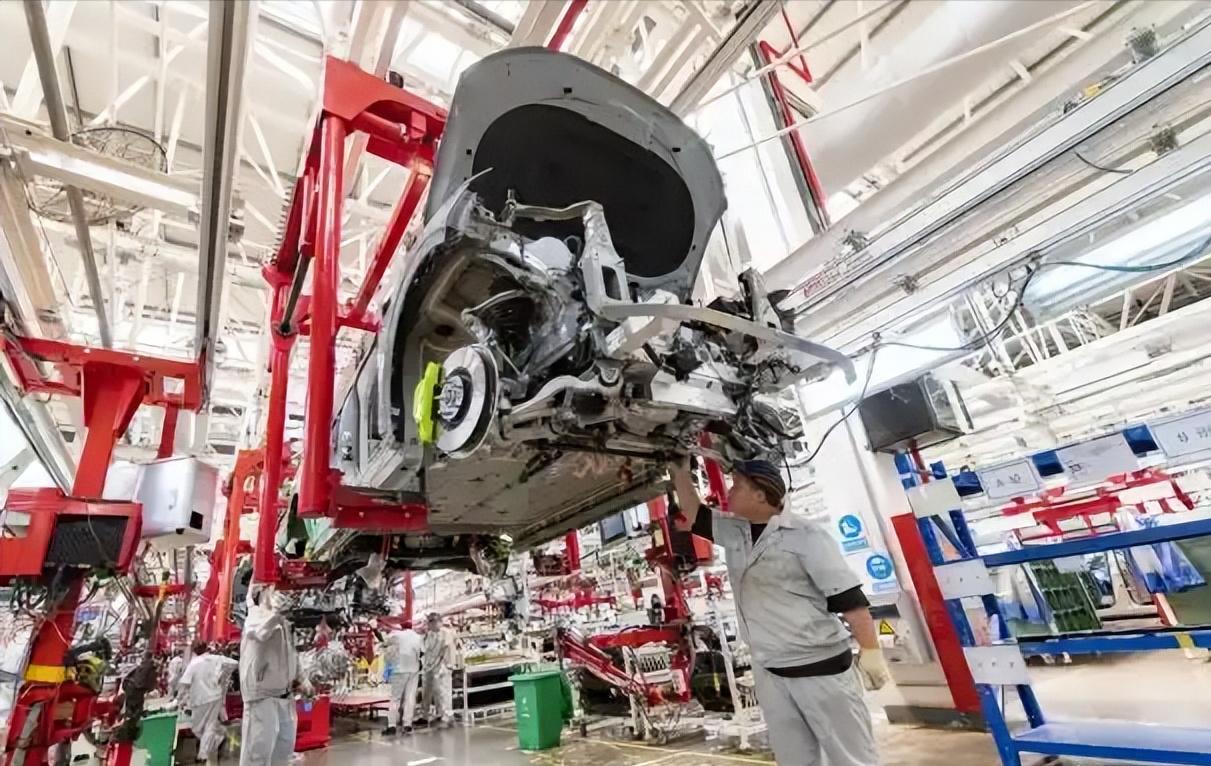中国为啥要砸大钱死磕新能源车？说白了，环保就是块遮羞布，石油也只是个由头。咱们把