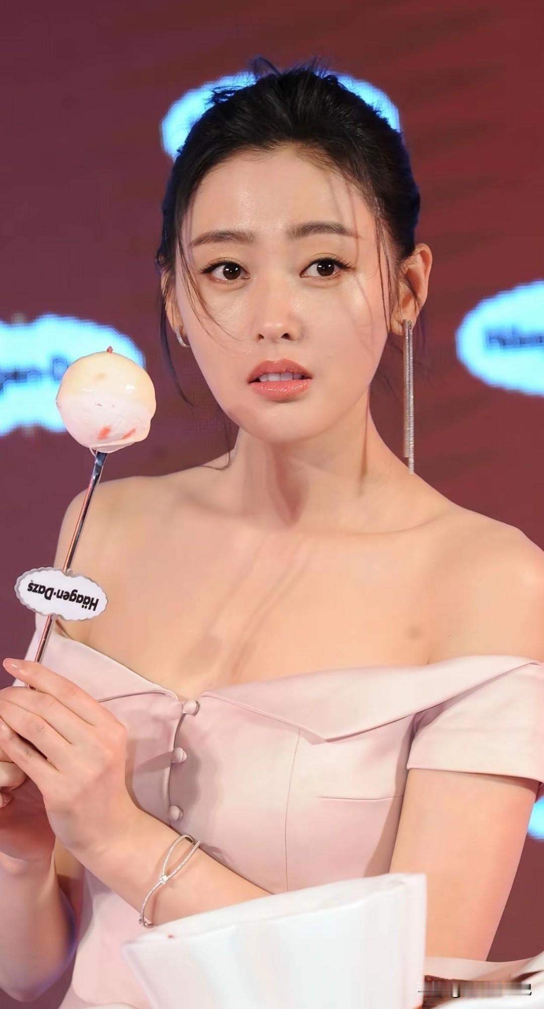 张天爱楚楚可怜的表情多令人心动啊