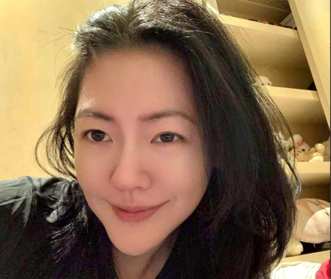 还没弄清楚，小s和具俊晔去韩国干嘛，s妈作为公关，就赶紧出来转移话题了，深夜