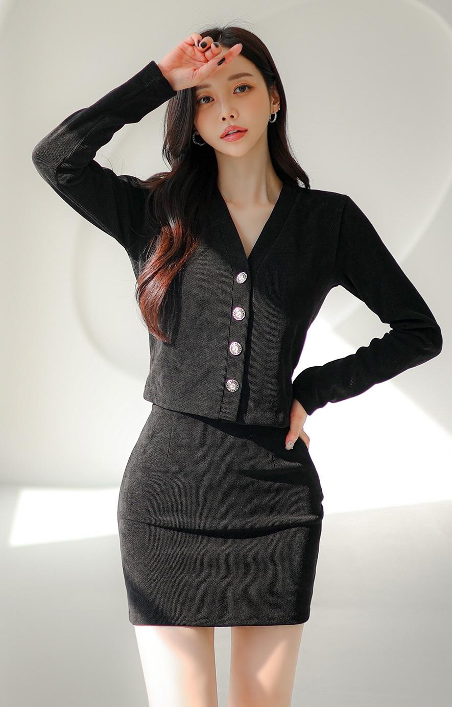 优雅黑裙真的是气质利器！就像秦海璐走红毯时穿的纯黑长裙，如墨色凝脂，把夜色静谧与