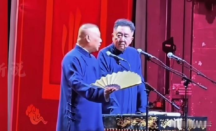 当年相声都快没人听了，是郭德纲带着德云社硬生生把这门艺术盘活的。小剧场座无虚席，