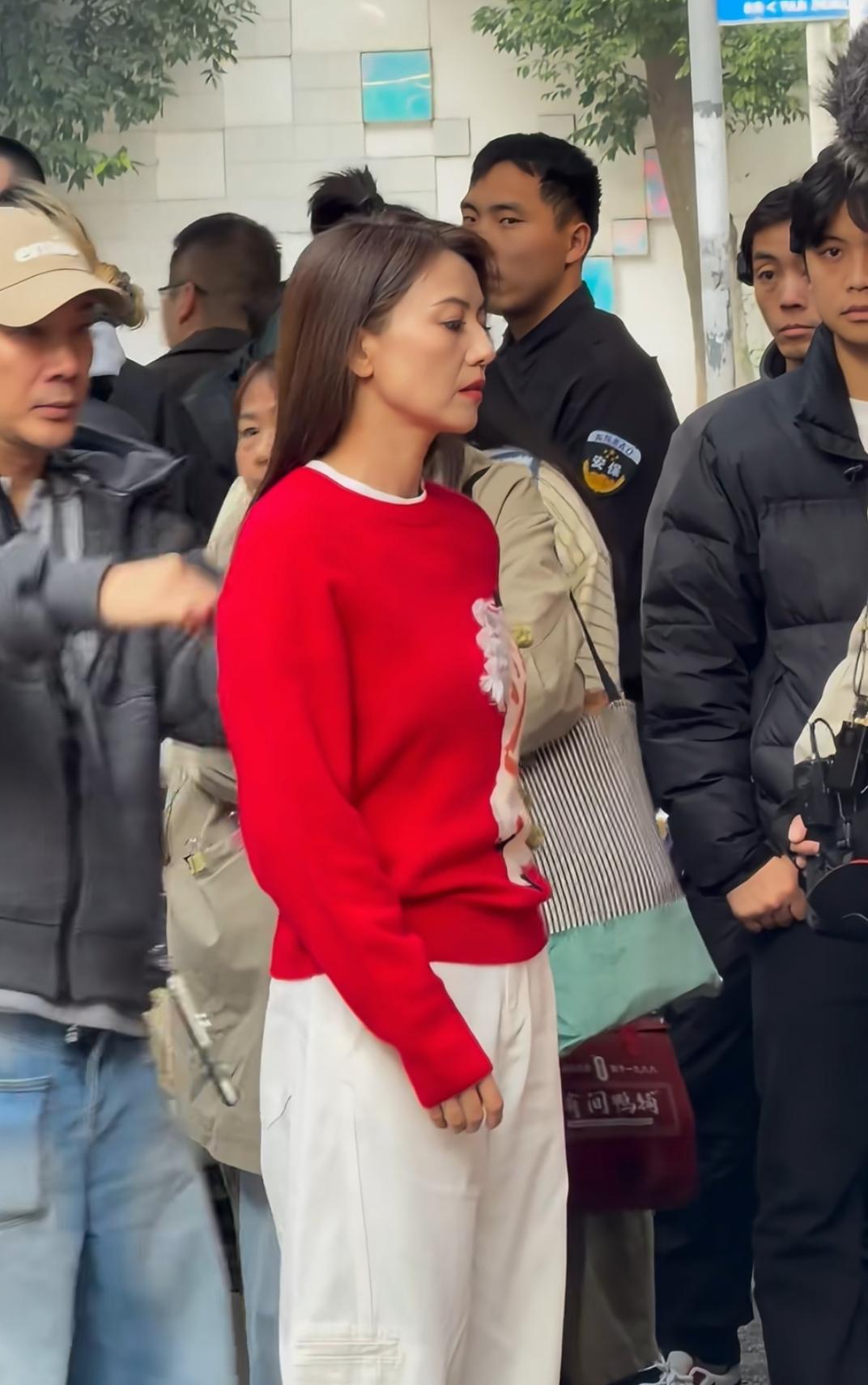 在玉林路偶遇高圆圆了，真的一眼就从人群里看到她，妥妥的焦点！她穿件红卫衣配白裤子