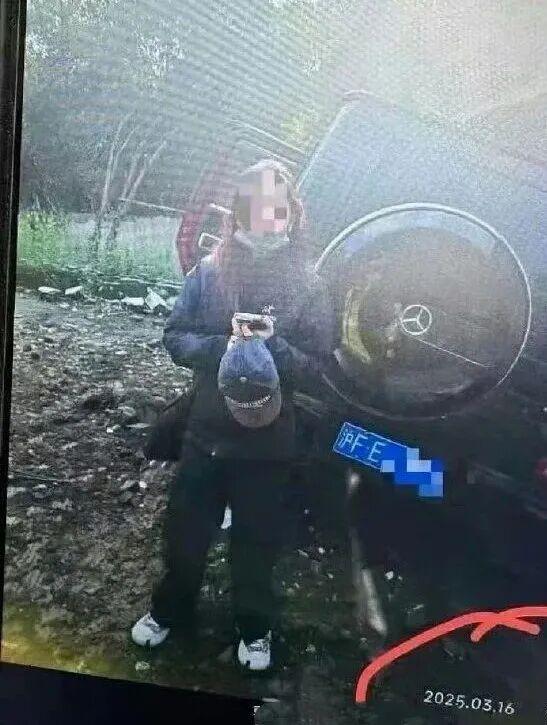 “金晨交通事故监控截图”爆了! 其曾在节目中调侃自己车技, 还被夸“别最粉的发卡开最猛的车”