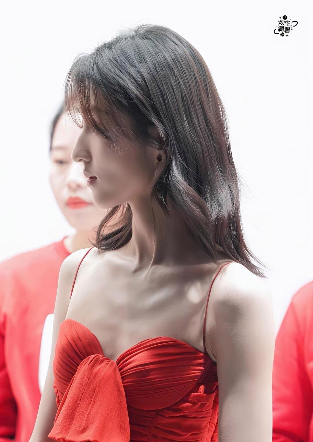 张子枫真的太美了，但是又和关晓彤一样太清纯的感觉，哪怕穿的再成人化，也是给人一脸