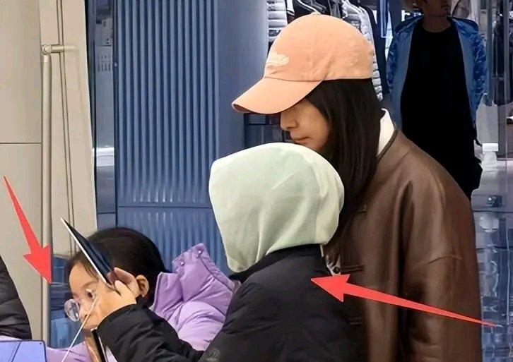 最近郭晶晶一家可太有料了。先是和霍启刚各自在事业上发光发热，郭晶晶拿下波司登E