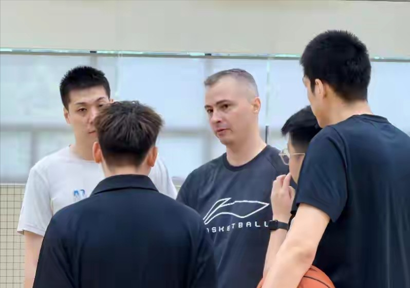 陈海涛招兵买马！近期，广东男篮分享自家球员训练情况，功勋球员任骏飞不仅出现在其中，而且与主教练亚科夫