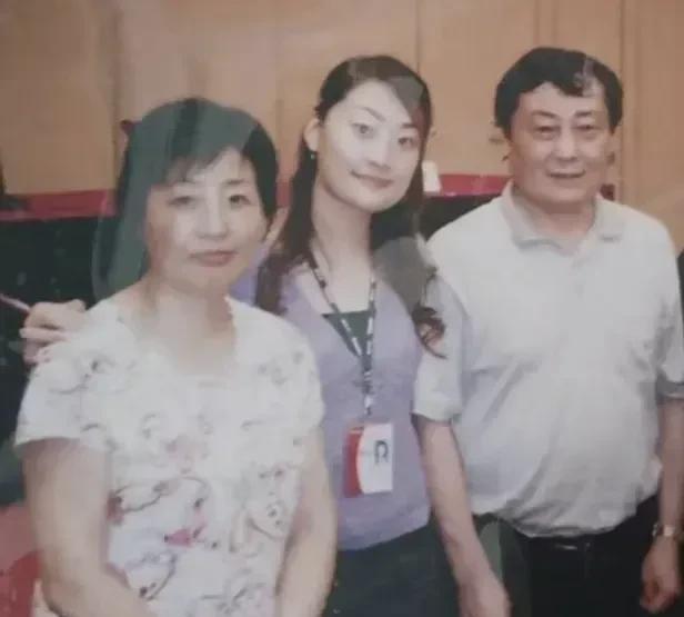 看宗庆后和原配施幼珍以及宗馥莉的合影，明显看出来，宗馥莉和她的妈妈施幼珍长的非常
