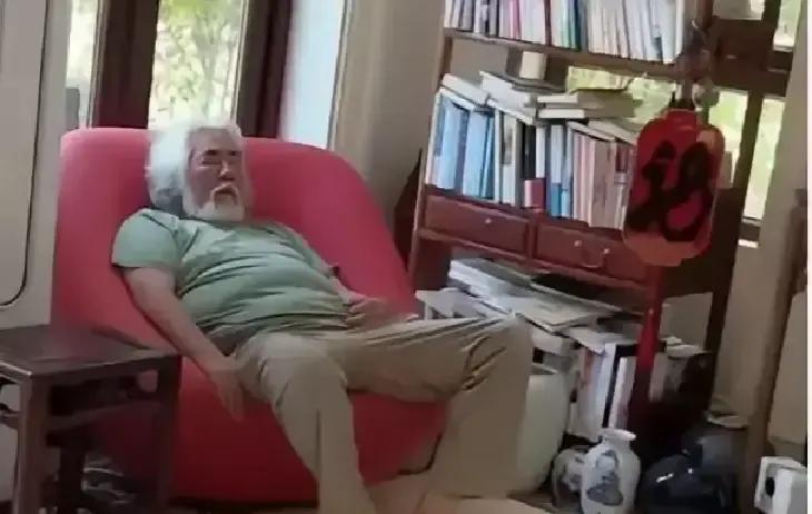 张导跟媳妇在直播间里双双睡着，画面被截成动图疯传。4月5号深夜，两人卖养生茶卖