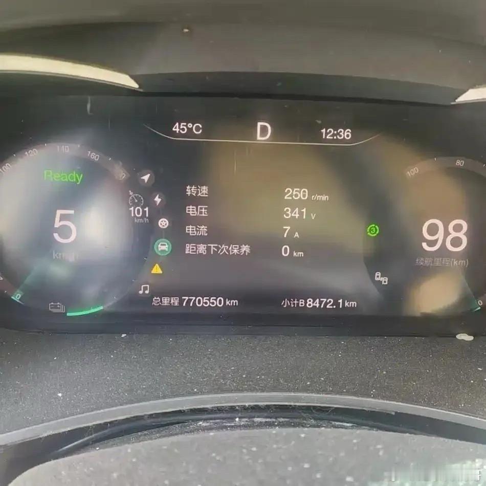 买电车真没必要担心电池不耐用，今天打车的时候我看了一眼网约车的表里程已经开了77