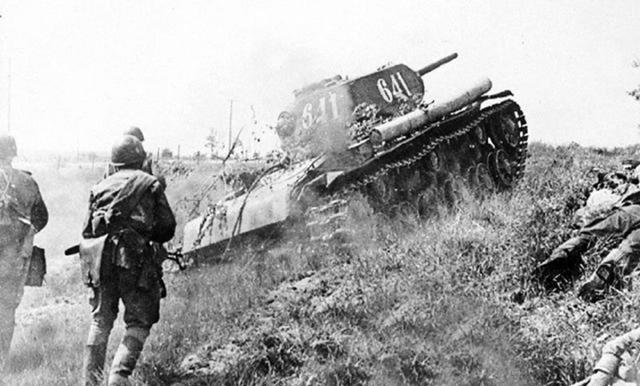 在索姆河战役中，德军机枪手面对英军密集的进攻队形，出于人性的光辉将枪口抬高了10