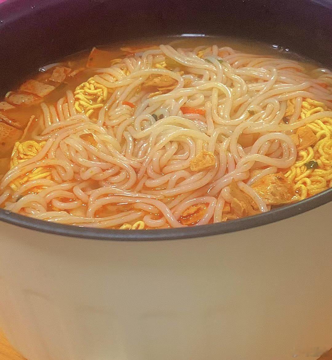 粉和雪糕真的很适配，一边是酸辣滋味，一边是冰冰凉凉的，是夏天的味道呀哈哈哈哈哈哈