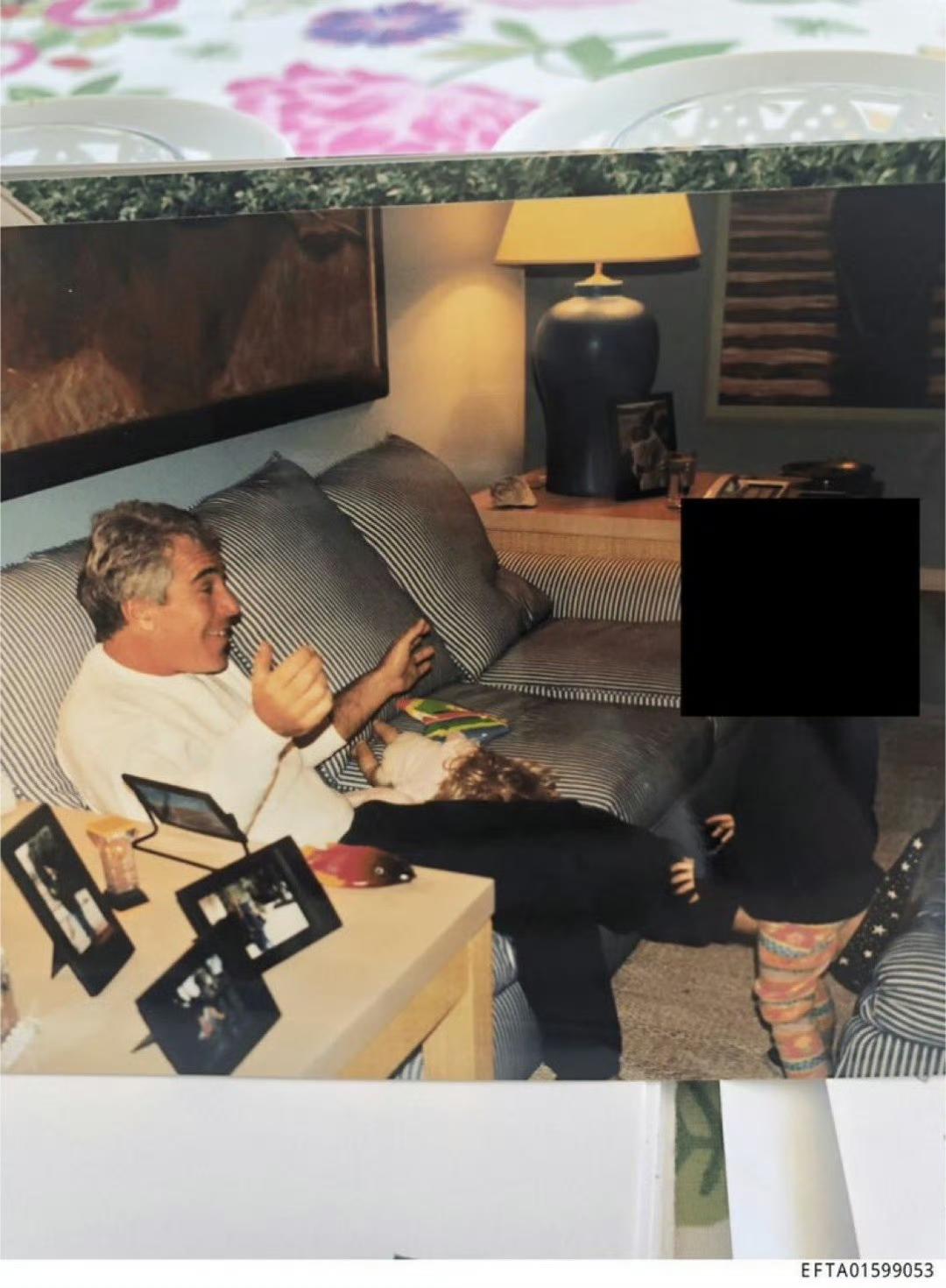 又一张令人细思极恐的照片，爱泼斯坦坐在沙发上，一个只有几岁的小女孩骑在他的腿上，