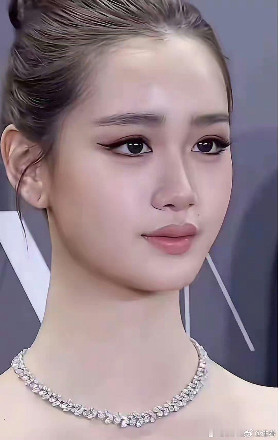 钟丽缇小女儿考拉才16岁，就已经凭颜值出圈了。这张脸真的很高级。