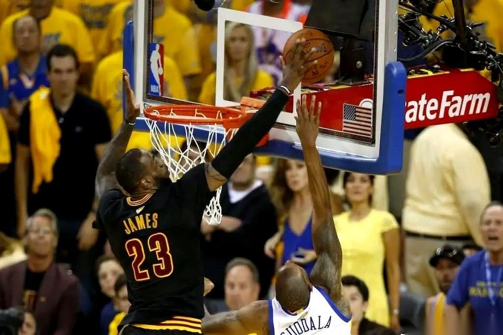 勒布朗亲口说出了他生涯最爽的三个瞬间。排第一的，不是绝杀，也不是得分纪录，而是