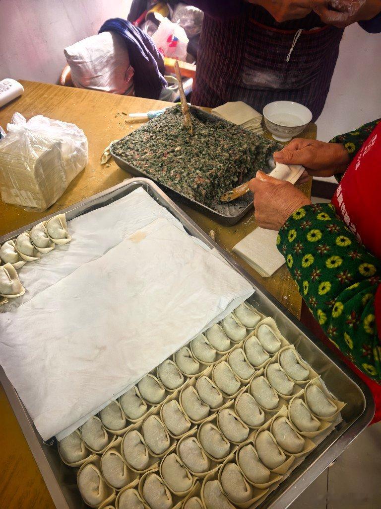 原来在市区开血糯米奶茶的阿姨回崇明开了食堂，我来尝尝现包的馄饨