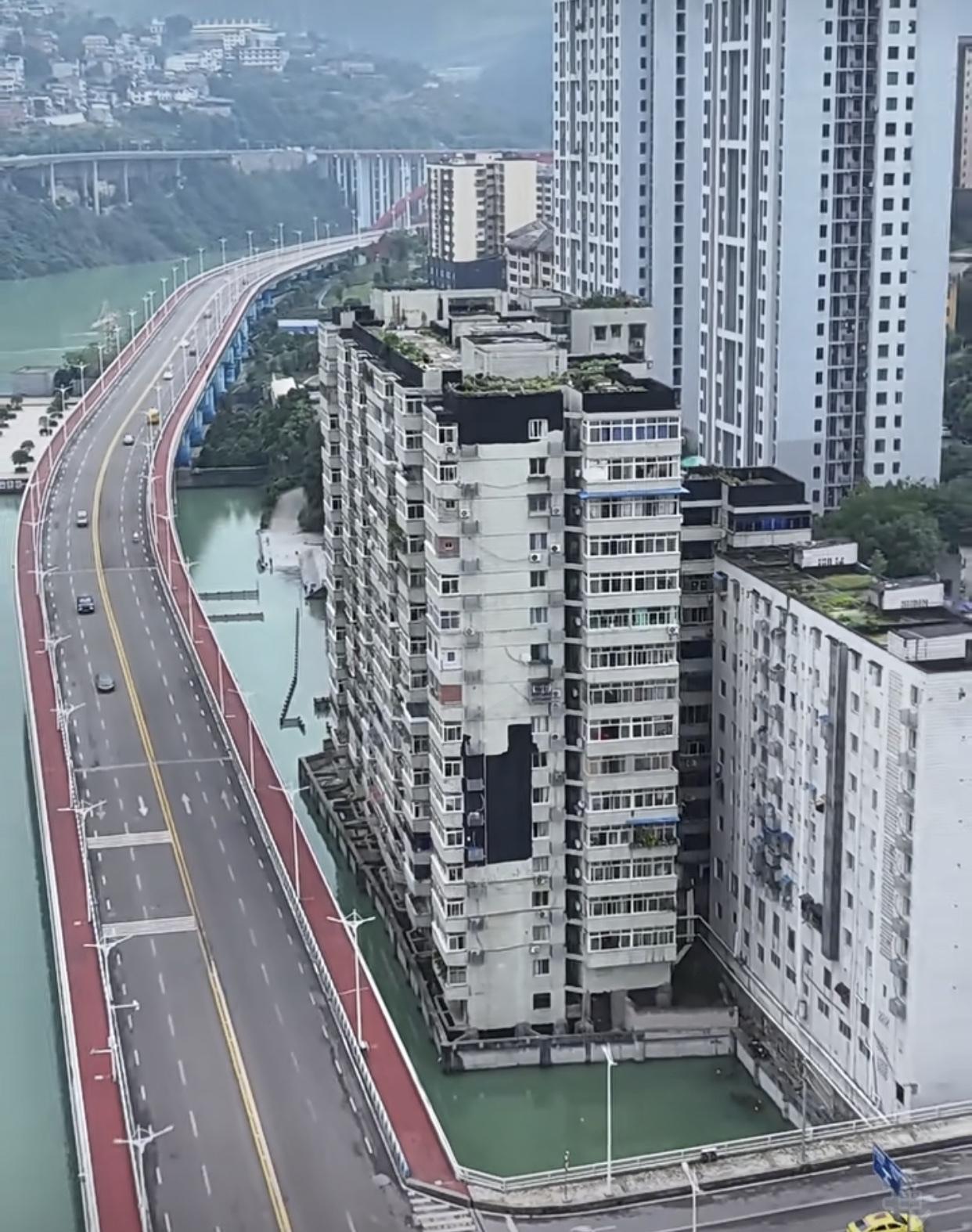 去过重庆綦江，乌江边上的城市也走过不少，那边的房子大多都是矗在山上，山高谷深