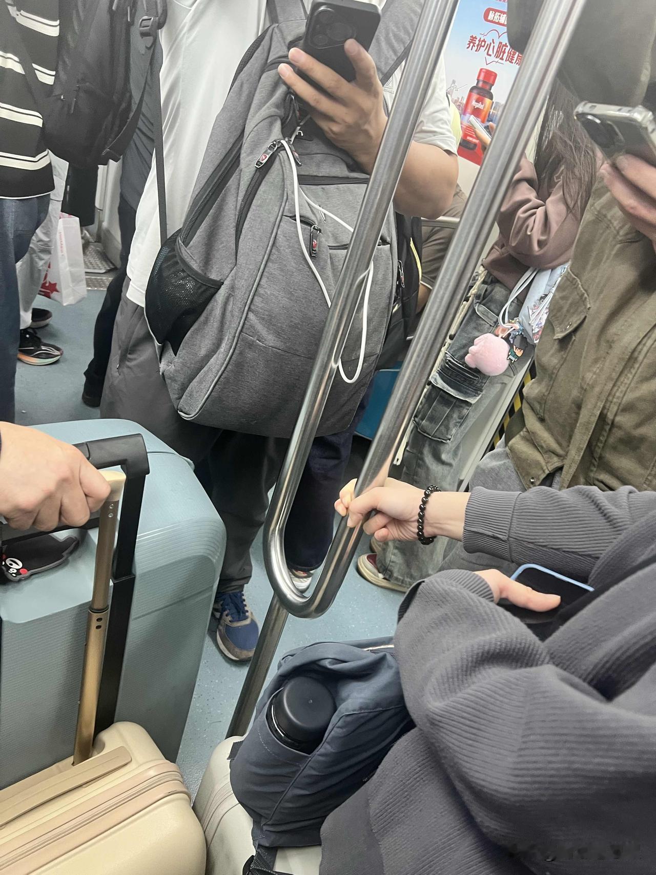 几分钟前，一声怒吼，吓我一拘灵草桥，刚上地铁，人挺多，没地儿扶，只好攥住门口