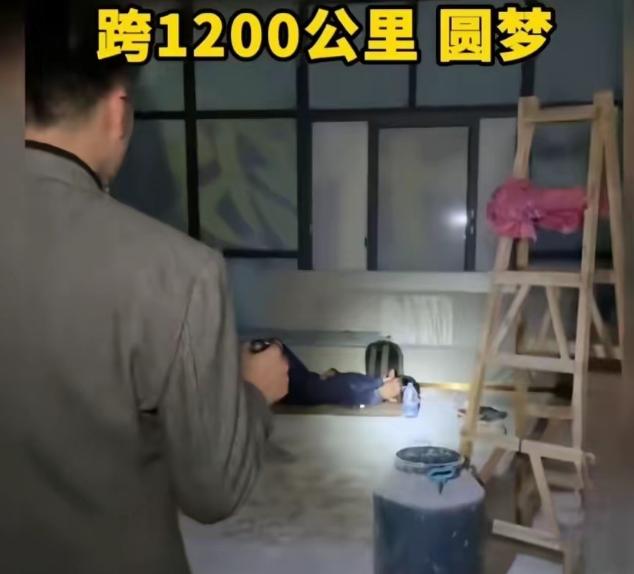 4月28日深夜，广州一处工地灯还亮着，老板巡查时在厂房角落发现一名年轻小伙蜷着睡